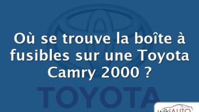 Où se trouve la boîte à fusibles sur une Toyota Camry 2000 ?